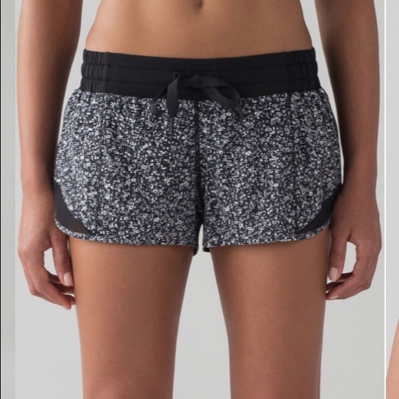 lululemon athletica Pants - Lululemon Hotty Hot Short (2 1/2" ) Sz 4 tall